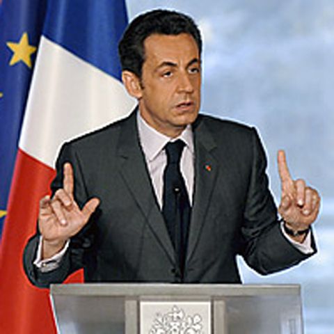 Sarkozy se face de râs: foloseşte numai muncitori mai scunzi decât el, pentru a părea înalt