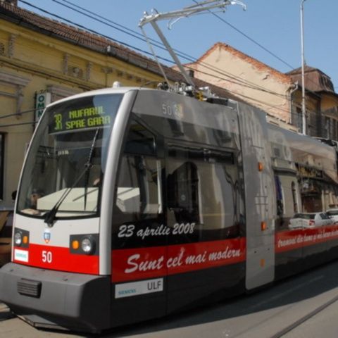 O maşină s-a răsturnat peste un refugiu de tramvai şi a blocat circulaţia din zona Baba Novac 