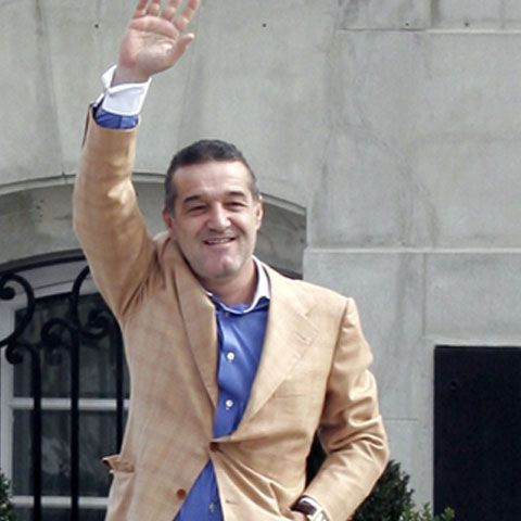 Şapte martori au fost audiaţi, luni, în dosarul furtului maşinii lui George Becali 