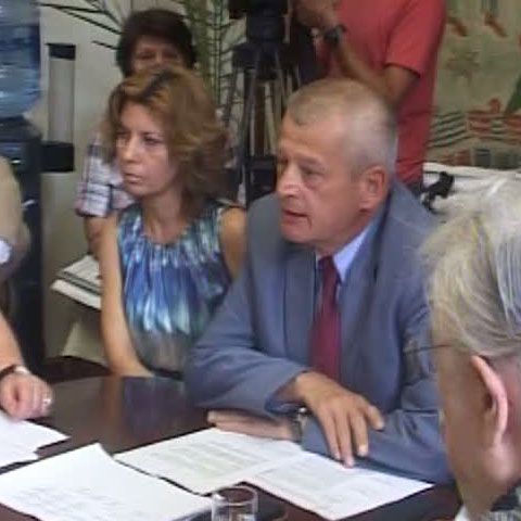 Oprescu spune că va anunţa o decizie în privinţa candidaturii sale la sfârşitul lunii