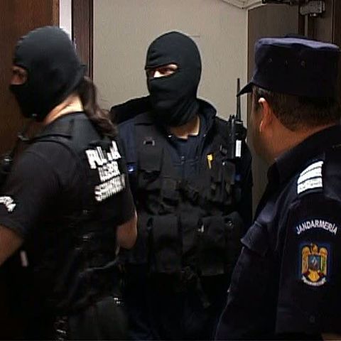 Doi inclupaţi din procesul permiselor vor să se întoarcă în poliţie