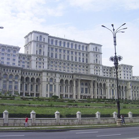 Mai puţini bani pentru deputaţi, după reducerea bugetului instituţiei