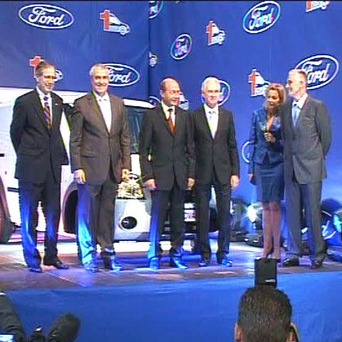 Băsescu a condus primul automobil Ford fabricat în România. Tăriceanu, invitat la poză - VEZI VIDEO