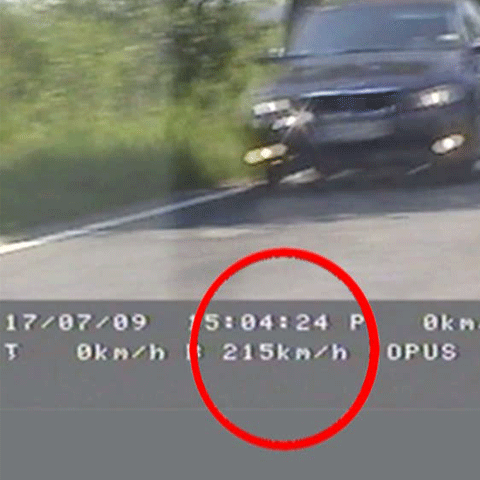 Un tânăr prins în timp ce conducea cu 215 kilometri la oră a contestat decizia poliţiştilor