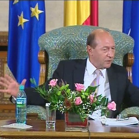 Băsescu: Poliţiştii ar putea primi 5% din suma obţinută din vânzarea produselor confiscate 