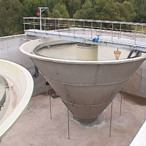 CINE PLĂTEŞTE? Primăria unui sat fără canalizare a cheltuit trei milioane de lei pentru o staţie de epurare 