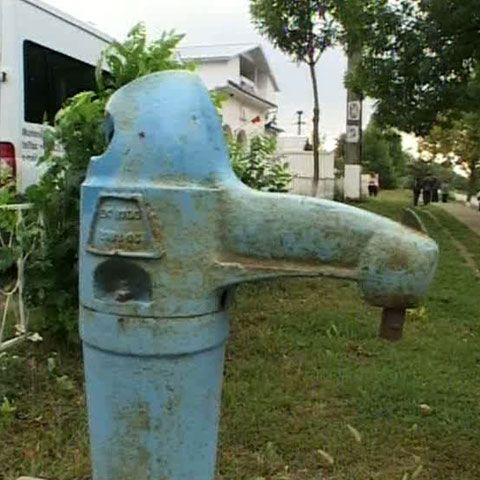 CINE PLĂTEŞTE? Guvernul a investit 900.000 de dolari pentru instalarea unor cişmele într-un sat în care apa a fost sistată