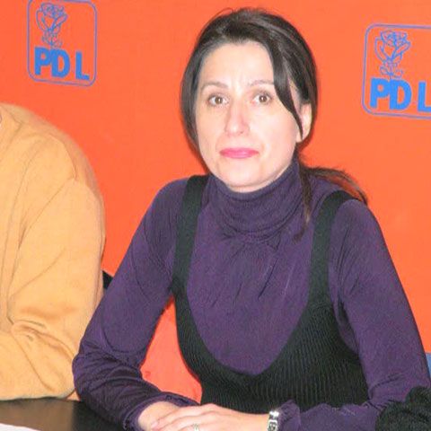 Plăcintă cu răvaş: Ministrul Tineretului distribuie ajutoare de la UE cu ştampilă şi antet de la PD-L