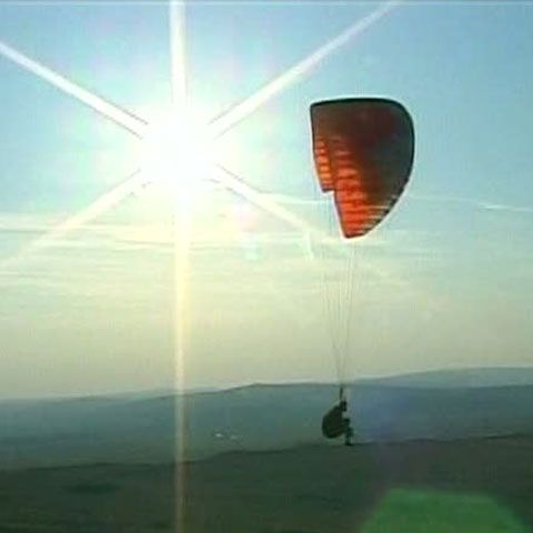 Dealurile din împrejurimile Clujului sunt perfecte pentru parapantă