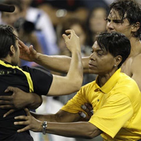 VIDEO / Bărbatul care l-a sărutat pe Nadal riscă un an de închisoare!