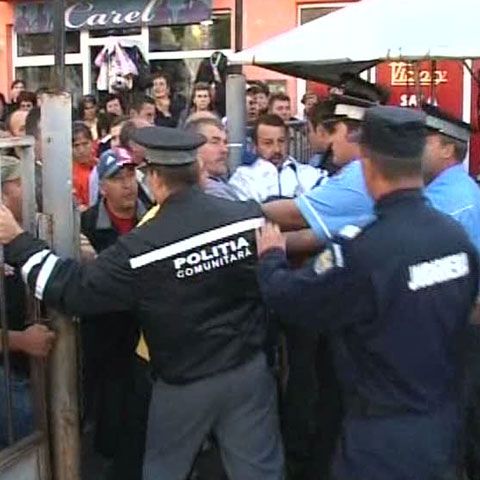 Îmbrânceli între comercianţi şi jandarmi la Zalău, după ce piaţa din localitate s-a închis pentru renovare