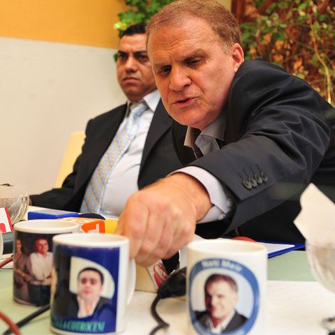 "Nati Meir şi Adrian vin să vă distreze, că ei vor să candideze", aşa sună imnul de campanie al lui Meir. VEZI VERSURILE