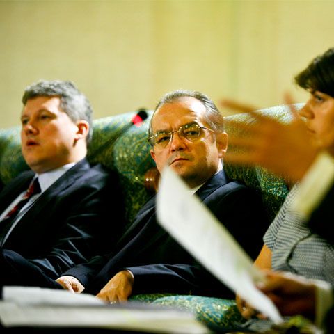Boc l-a mandatat pe Predoiu să discute cu magistraţii pe tema grilei de salarizare din Legea unică