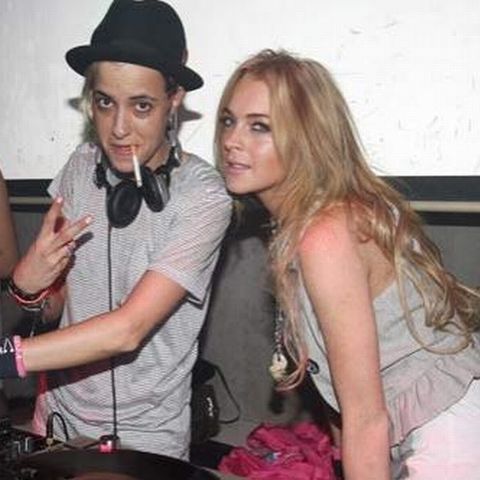 Lindsay Lohan o atacă pe Sam pe Twitter