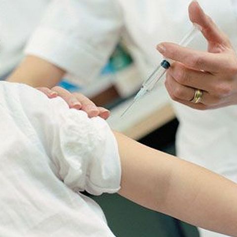 Campania de informare despre vaccinarea împotriva cancerului de col uterin continuă în şcoli