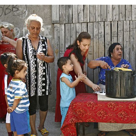 Romii sunt leneşi şi hoţi, consideră majoritatea românilor. Cum comentaţi? 