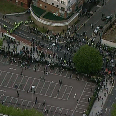 Zeci de extremişti au protestat la Londra în faţa unei moschei 