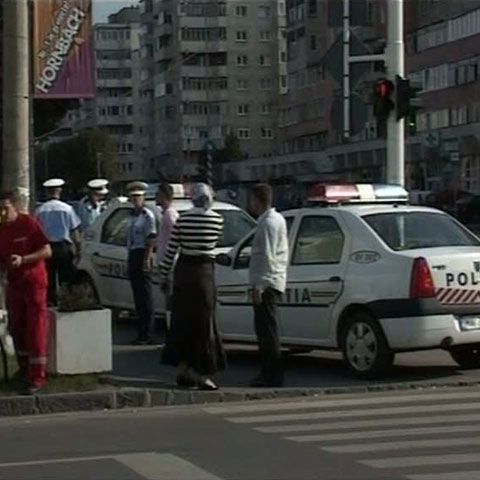O ambulanţă a accidentat o tânără şi pe copilul acesteia pe o trecere de pietoni din Braşov