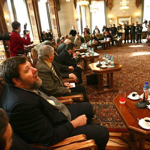 Guvernul acceptă modificarea Legii salarizării unitare până în 30 iunie 2010