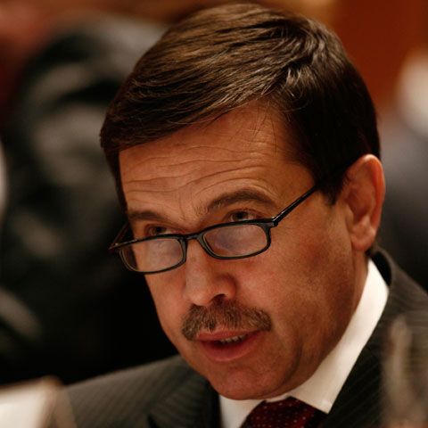 Pogea le-a spus sindicaliştilor că dacă vor salarii mai mari, trebuie să accepte noi disponibilizări