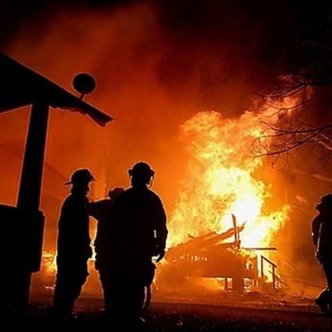 Poluare fatală! Fumul degajat în incendiul de la Pipera poate duce la cancer testicular sau de sân