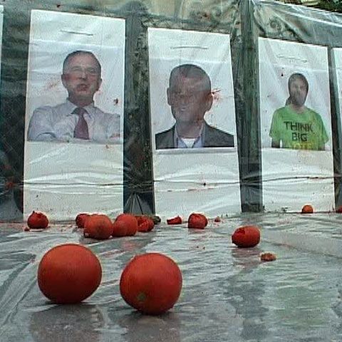 Sondaj inedit: Trecătorii au aruncat cu roşii în candidaţii la preşedinţie