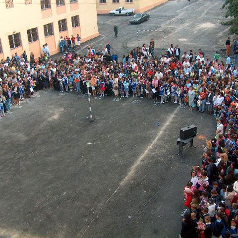 Profesorii bistriţeni au ameninţat că vor părăsi festivităţile dacă politicienii vor participa la deschiderea şcolilor