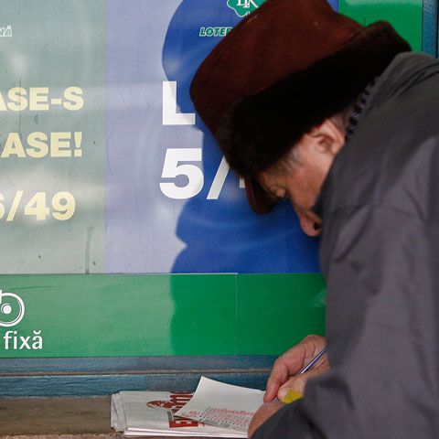 Premiul la extragerea Loto 6/49, în valoare de peste 3,6 milioane euro, nu a fost câştigat