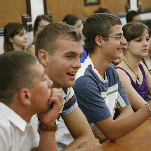 Anul şcolar a început cu un conflict între dascăli şi politicieni