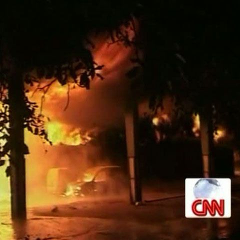 Incendiul din Pipera nu a fost stins în totalitate, pompierii au intervenit cu cinci autospeciale