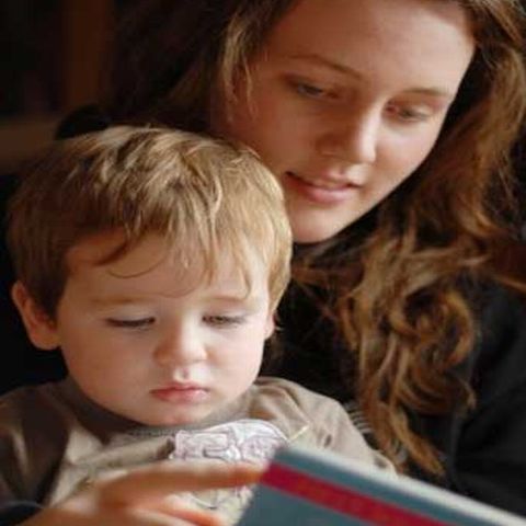 Părinţii ar putea să stea acasă până la vârsta şcolară a copilului, potrivit legii bonelor