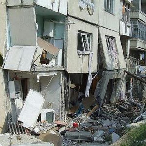 Locatarii blocului din Zalău distrus de o explozie în 2007 au protestat la sediul E.ON din Tg. Mureş