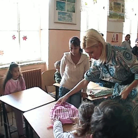 Politicieni la şcoală: Raluca Turcan a împărţit rechizite. Liberalul Ilie Morega a adus ghiozdane. Mazăre a venit cu o maşină decapotabilă de epocă