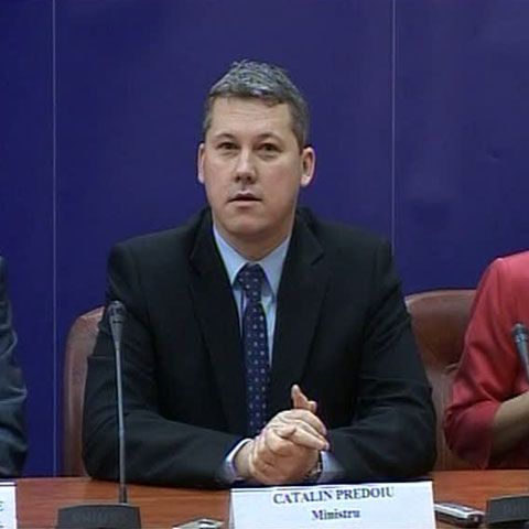 Predoiu le dă asigurări magistraţilor că nu le vor scădea salariile şi cere oprirea protestelor