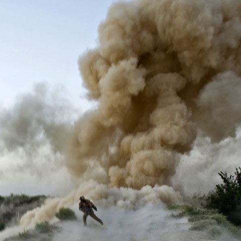 Talibanii au detonat din greşeală o bombă pe care încercau să o amorseze. VEZI IMAGINI 