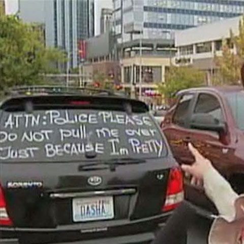 O tânără din Washington şi-a scris pe maşină un mesaj pentru poliţişti 