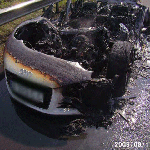 Un autoturism de lux în valoare de 170.000 de euro a luat foc pe autostrada Bucureşti-Piteşti