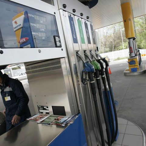 Poliţiştii din Gorj au reţinut un tânăr care fura produse petroliere dintr-o conductă a Petrom