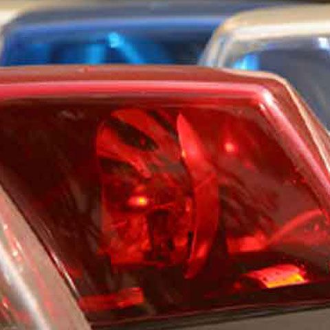 Un bărbat a fost prins de poliţişti, după ce a ameninţat-o cu o armă pe vânzătoarea unui magazin