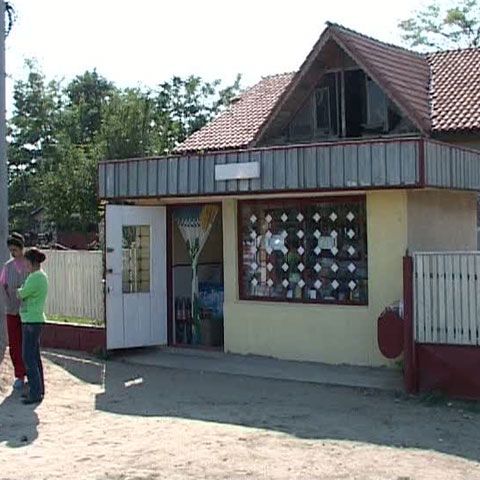 Hoţ prins de săteni, la scurt timp după ce a jefuit  un magazin