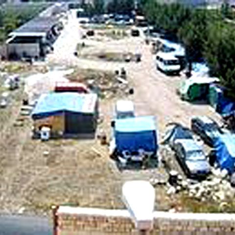 Peste 100 de cetăţeni români şi bulgari locuiesc în condiţii insalubre  într-o tabără din Italia