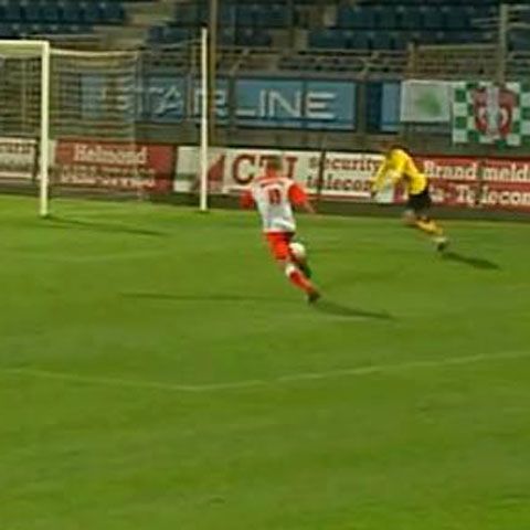 Gafă comică a portarului lui FC Eindhoven! Vezi aici un gol de cascadorii râsului în liga a II-a olandeză