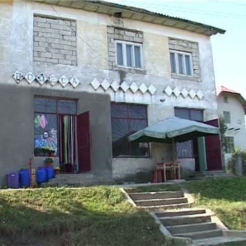 Unii elevi învaţă cu bodega sub nas: se întâmplă în judeţul Suceava