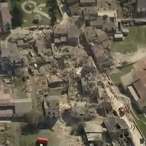 Case noi pentru sinistraţii din Italia