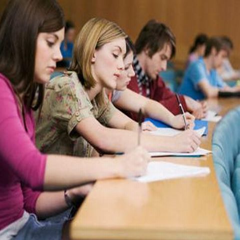 Un master la 18 studenţi în universităţile din România