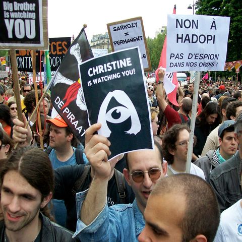 Descărcările ilegale de pe net, pedepsite cu puşcăria în Franţa