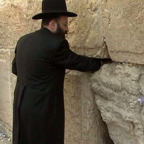 Rabinul-şef al Zidului Plângerii curăţă locul sacru de rugăciunile vechi 