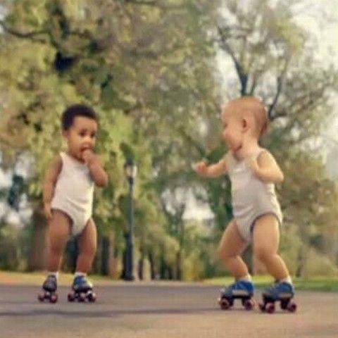 Un clip TV cu 96 de bebeluşi în plină mişcare a fost postat pe internet