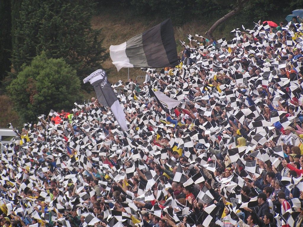 Italia: Suporterii Sienei plătesc amenda primită de club! Vezi aici de ce