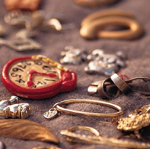 Bijuterii din perioada interbelică expuse la Târgul de Antichităţi